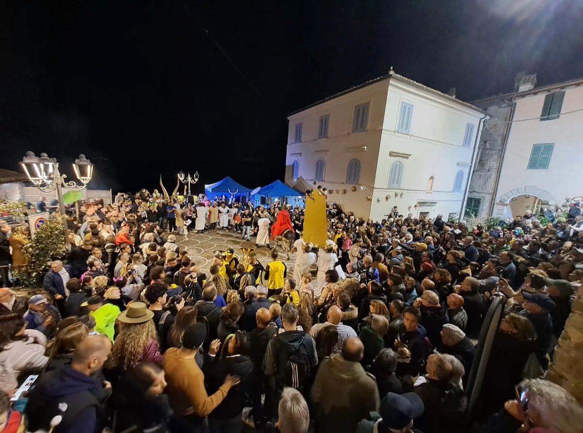 https://www.agenziaeventi.org/immagini_news/4530/rocca-canterano-bagno-di-folla-per-la-tradizionale-festa-del-cornuto-4530.jpg